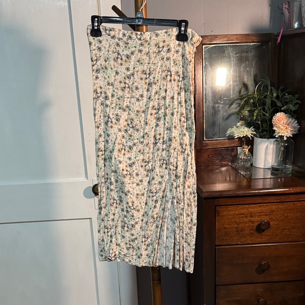 🤍 H&M Floral Pleated Midi Skirt — Size 8